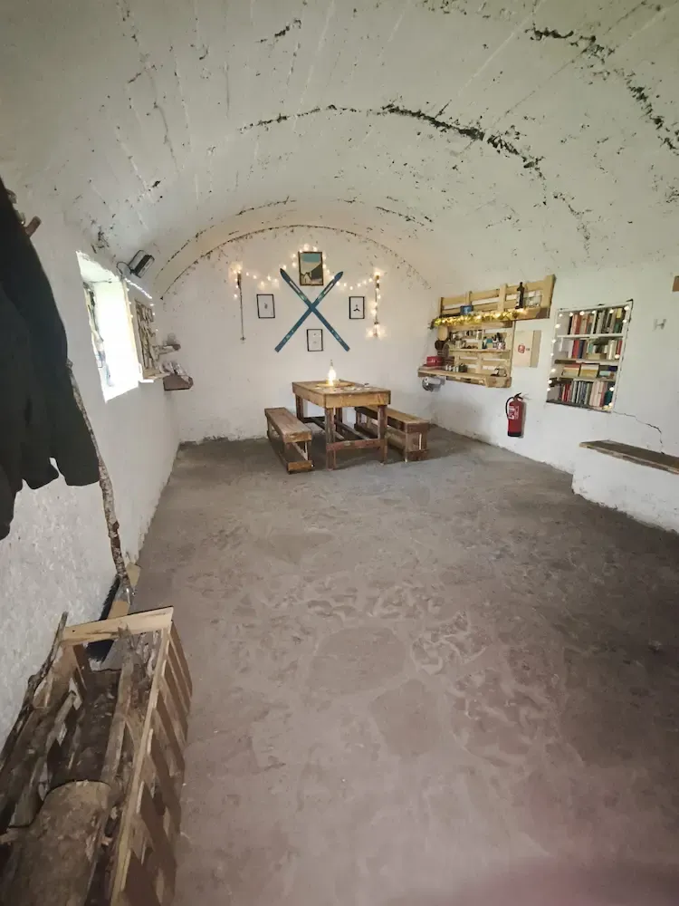 Interior del refugio de La Larri